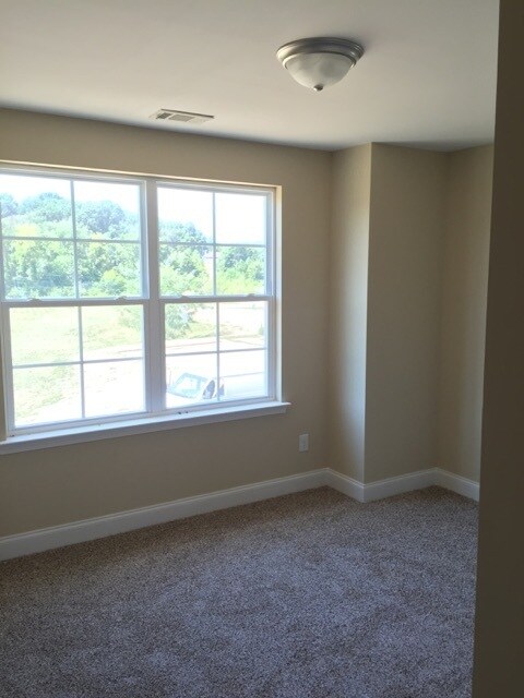 Building Photo - *30 Day Special* Town Home, Corner Unit, 3...