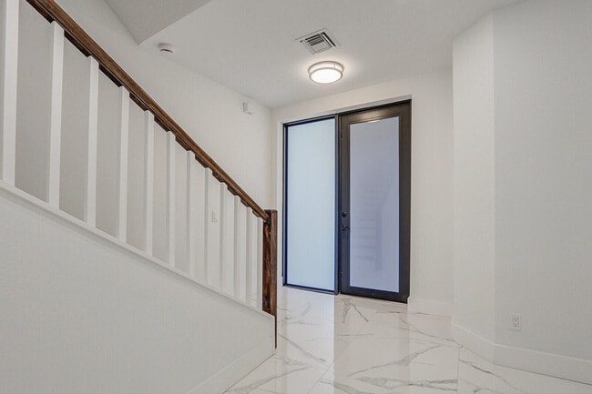 Building Photo - 400 Bella Sol Way