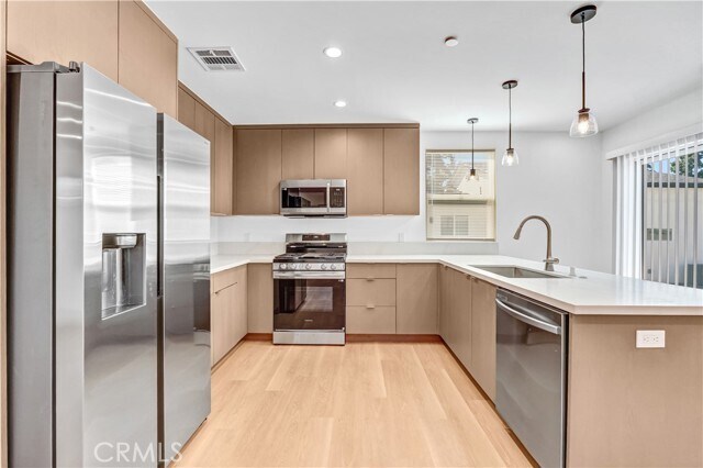 Foto del edificio - 18221 Chatsworth St