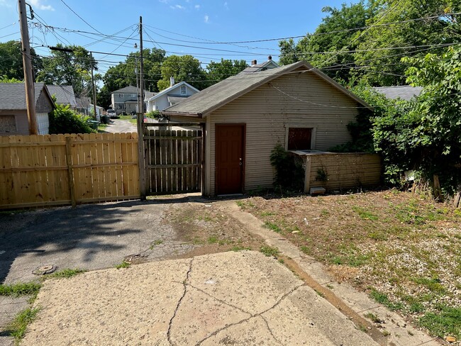 Foto del edificio - 2527 Sutton Ave