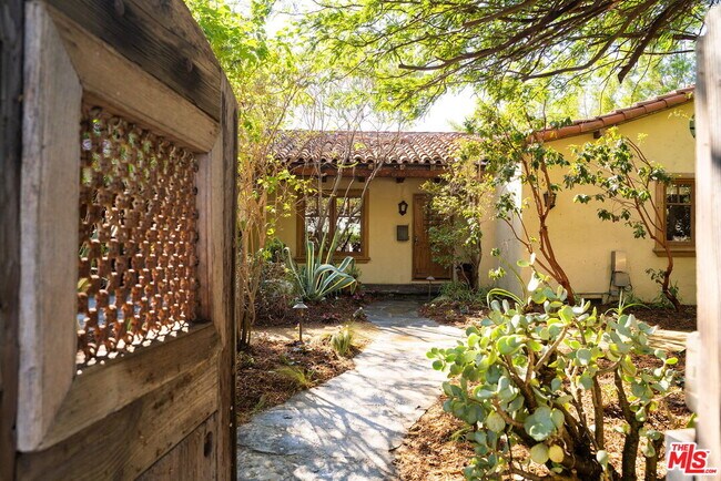 Building Photo - 11714 La Maida St