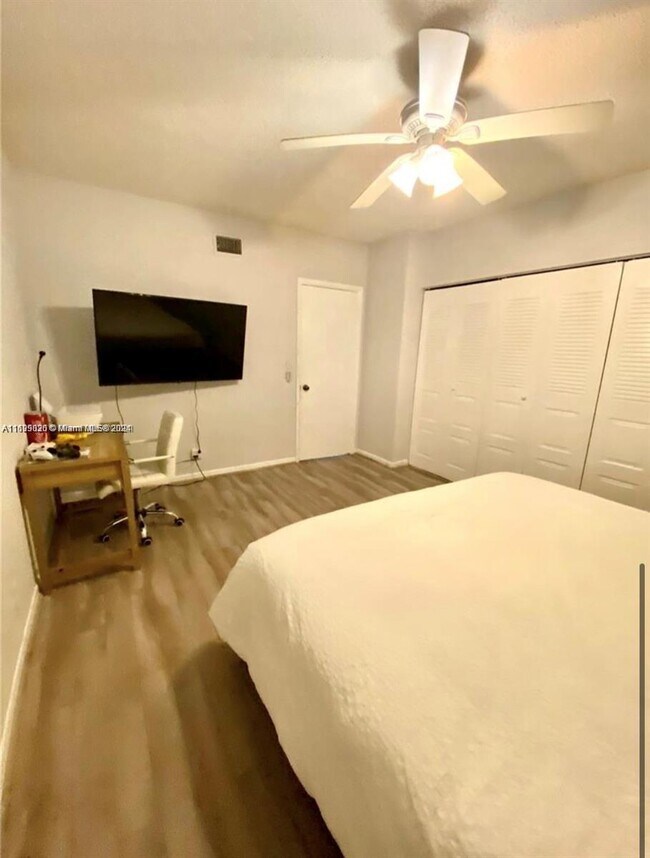 Foto del edificio - 4850 SW 63rd Ter
