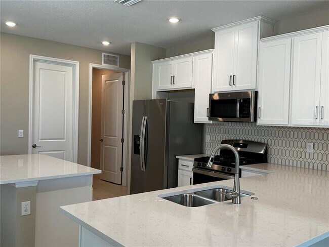 Foto del edificio - 15125 Shady Palms Ln