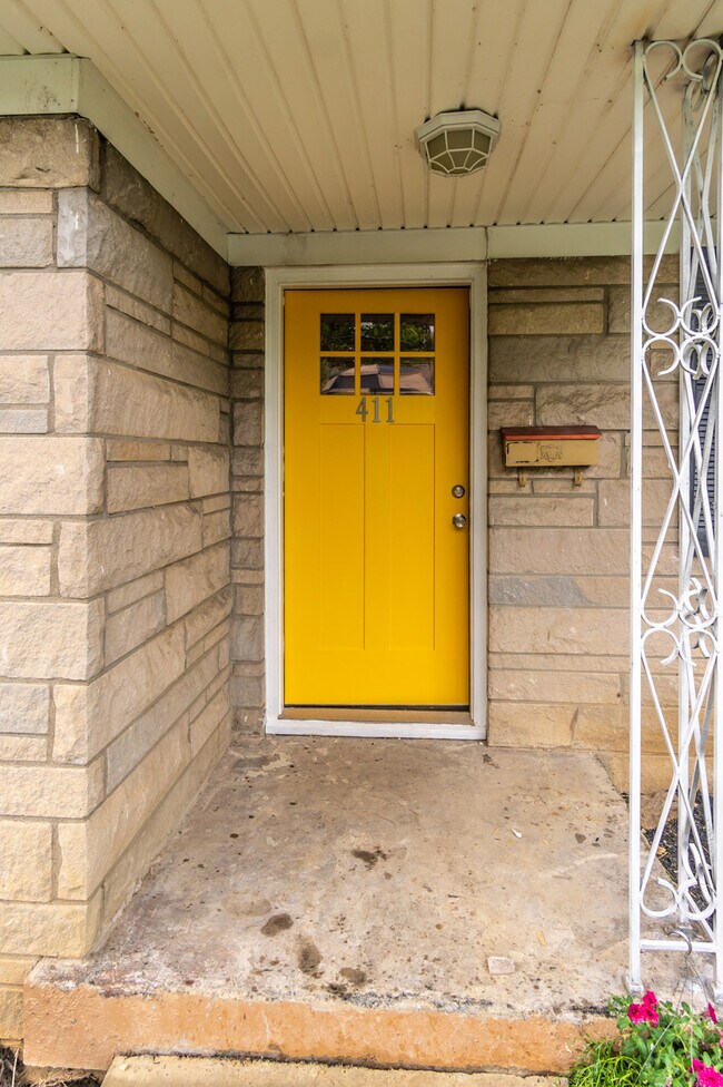 Building Photo - 411 Norwood Dr