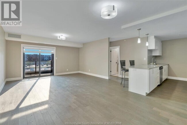 Photo du bâtiment - 2550 Sandwich W Pkwy