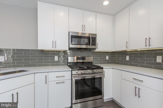 Building Photo - 712-14 S Sartain St