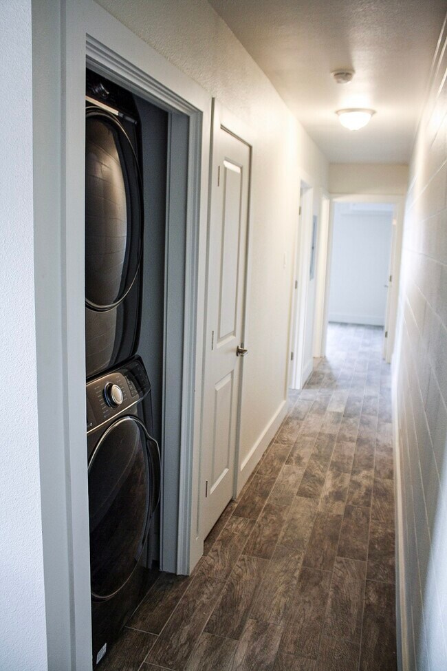 Building Photo - 1624 Sealy Ave