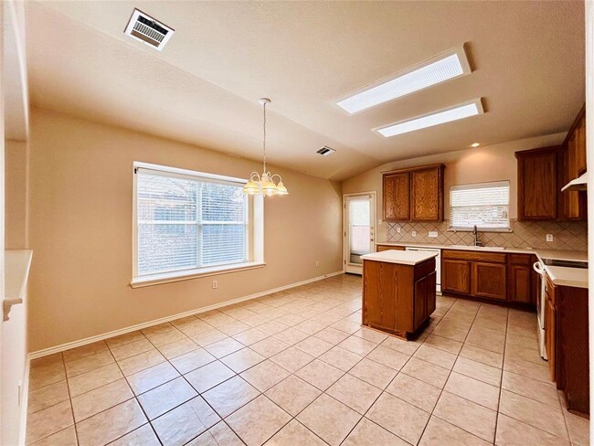Foto del edificio - 468 Clarence Ct