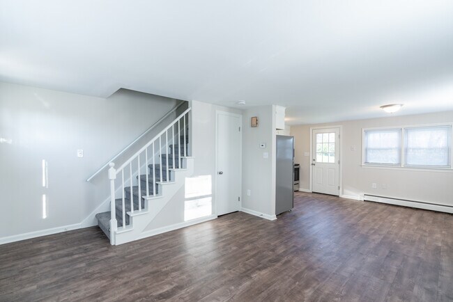 Building Photo - 8 Elm Hill Dr