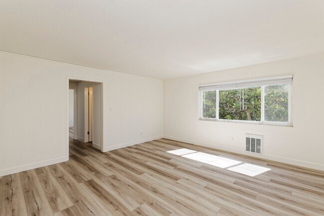 Foto del edificio - 184 Callan Avenue