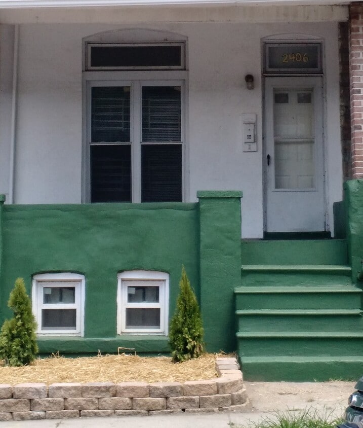 Gorgeous 3-bedroom row house with newly renovated bathroom and kitchen - 2406 Baker Street