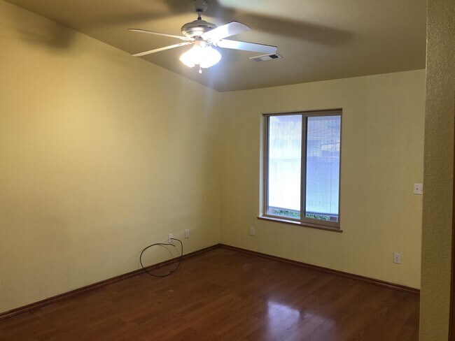 Building Photo - 587 NW Buddy Ln