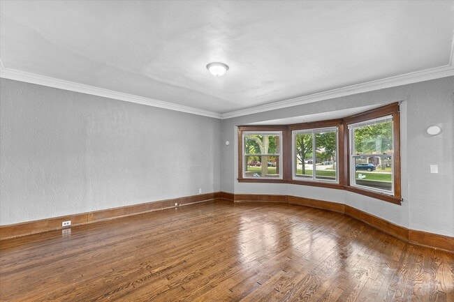 Building Photo - 1806 E Newberry Blvd