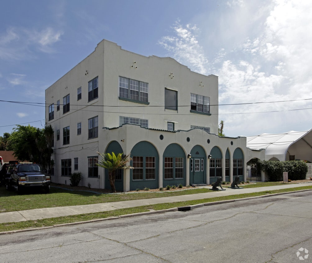 Building Photo - 422 Julia St