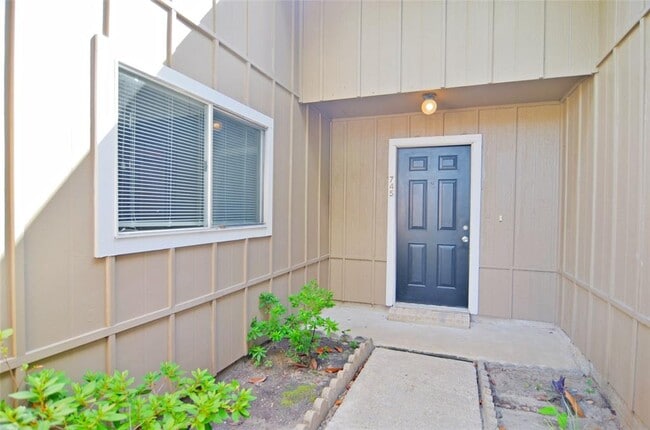 Foto del edificio - 745 Otter Creek Dr