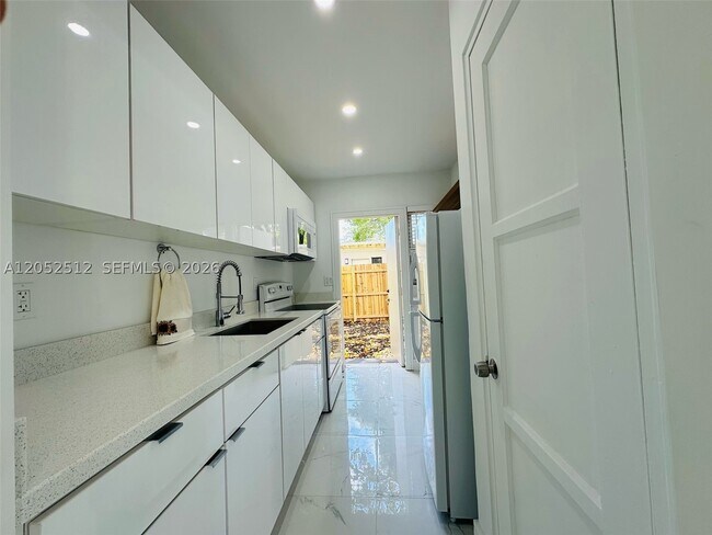 Foto del edificio - 407 SE 14th Ct