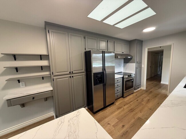 Foto del edificio - Stunning Saratoga Home; 3 Bedroom + Loft Must See!!