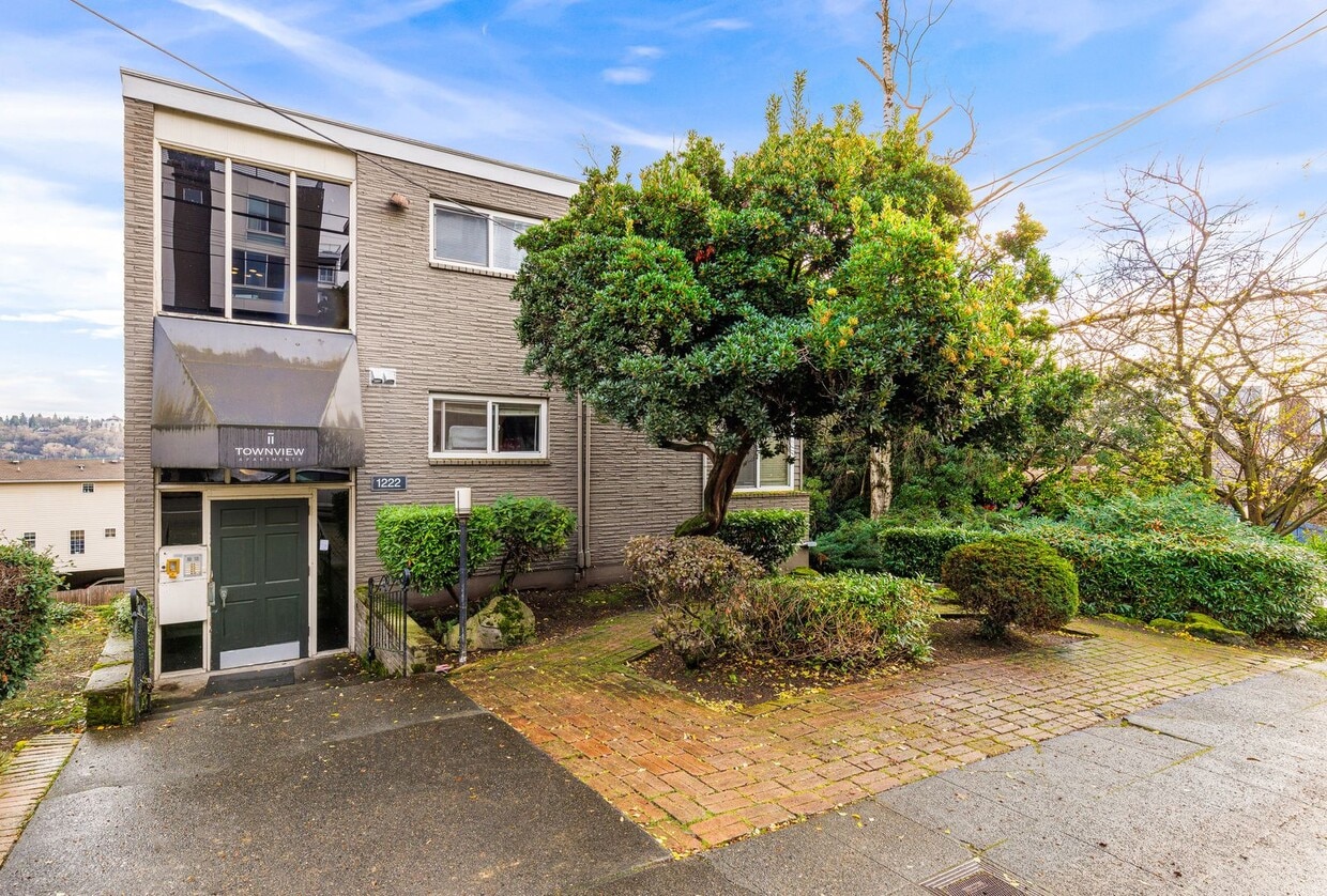 Primary Photo - 1222 Taylor Ave N