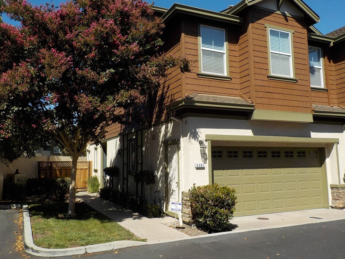 Foto principal - 6391 Sussex Ct