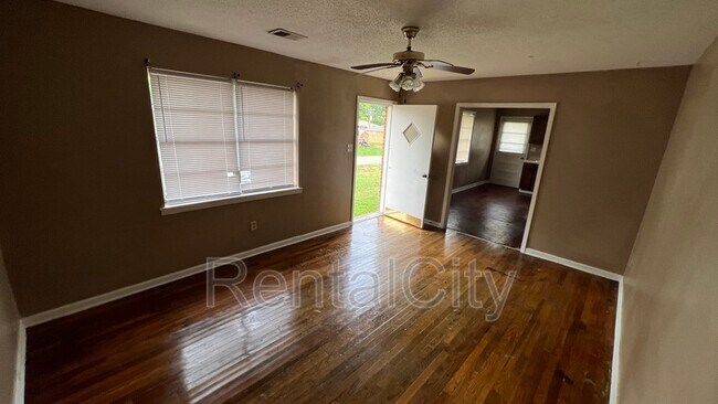 Building Photo - 386 Navy Dr