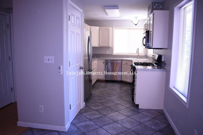 Building Photo - 2010 Carlis Cove