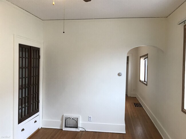 Building Photo - 2 br, 1 bath House - 210 E Avenue B