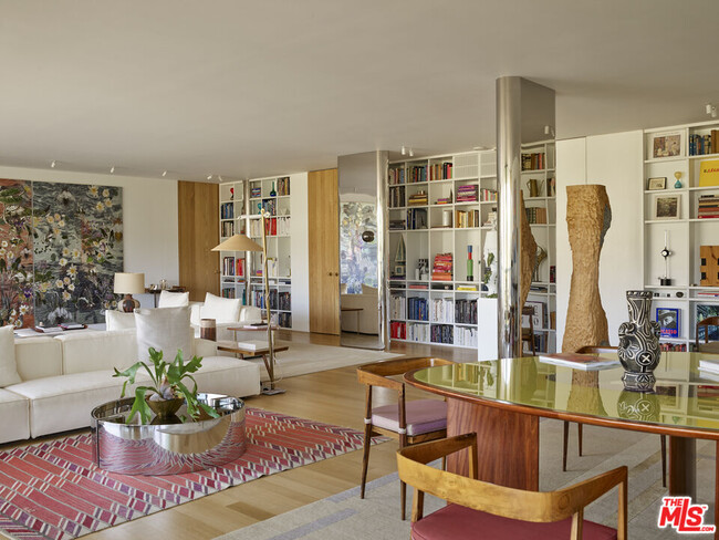 Foto del edificio - 9255 Doheny Rd