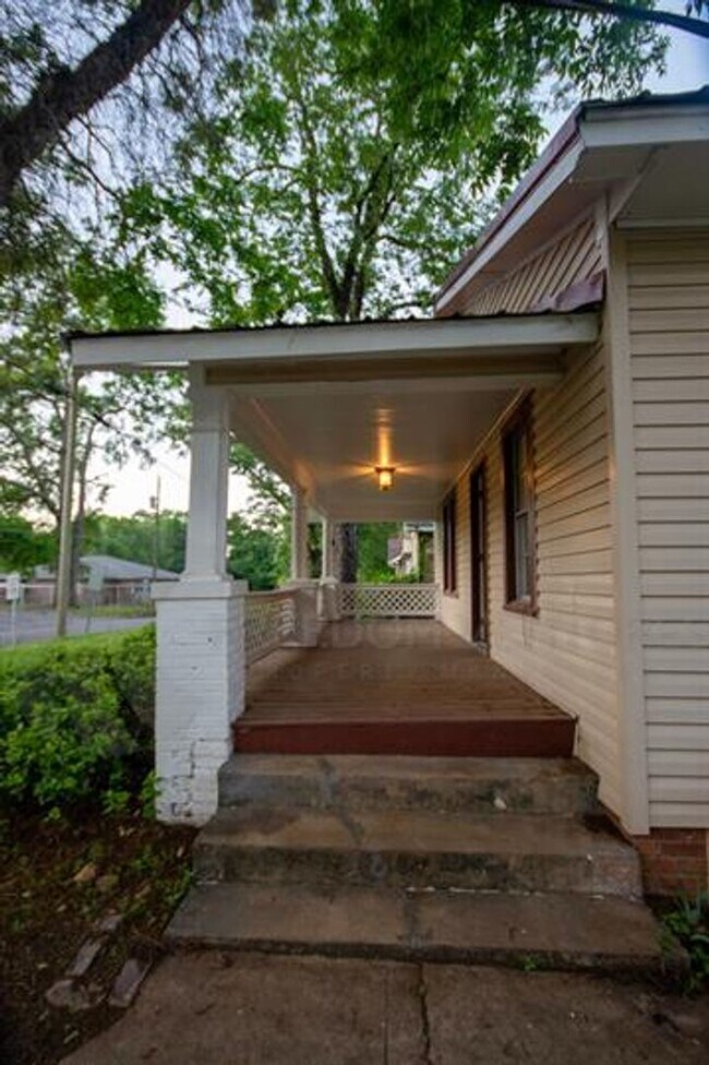 Building Photo - Inviting 3BR/2BA Home with Fenced Yard