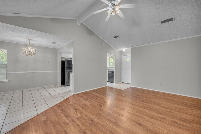 Foto del edificio - AVAILABLE NOW!