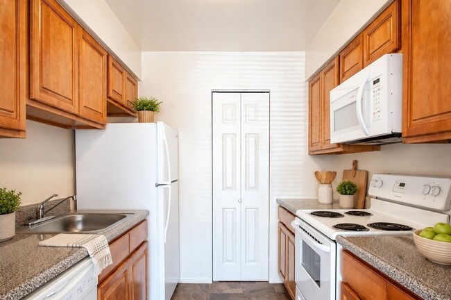 Building Photo - Lincoln Park Apartments and Townhomes
