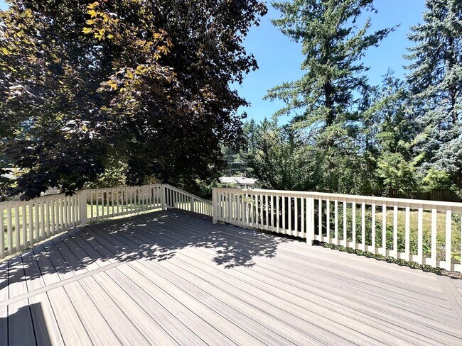 Foto del edificio - Gorgeous 3 Bed 2 Bath w/ Brand New Deck Patio Home in Cedar Hills! MOVE IN SPECIAL!