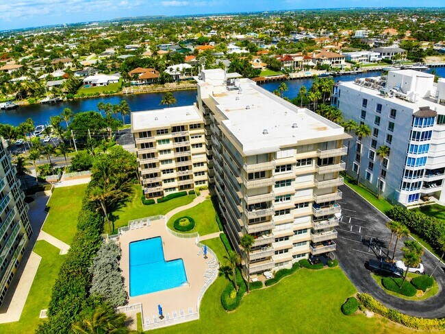 Building Photo - 1069 Hillsboro Mile