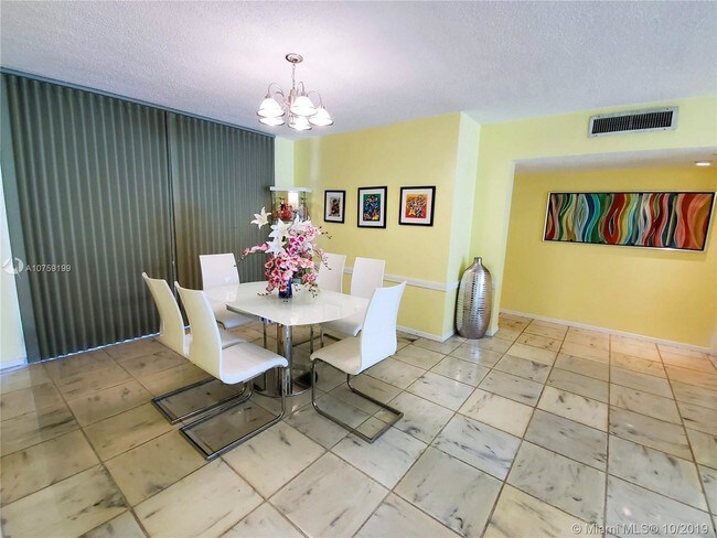 Foto del edificio - 10210 Collins Ave
