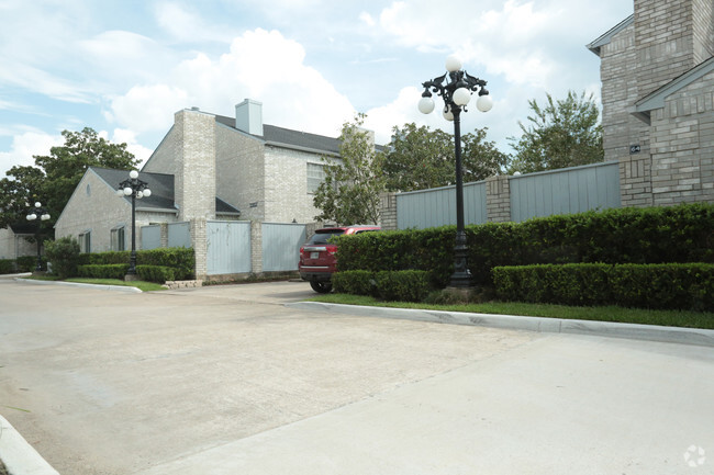 Building Photo - Marlborough Square Townhomes