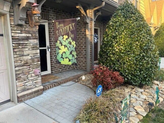 Building Photo - Spacious & Stylish 3 Bedroom, 2 1/2 Bathro...