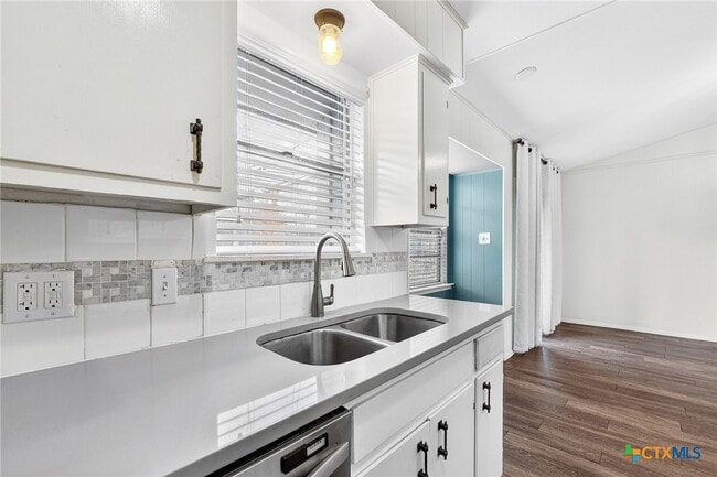 Building Photo - 8408 Maine Dr