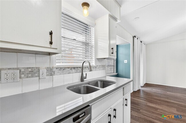 Foto del edificio - 8408 Maine Dr