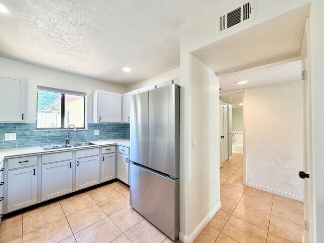 Foto del edificio - AVAILABLE NOW! GORGEOUS Two-Story 2 Bedroom 2 Bathroom Condo in Palm Desert