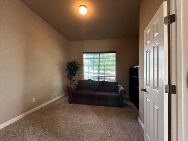 Building Photo - 1700 Stonehaven Ln