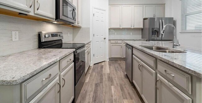 Building Photo - Beautiful 3/2.5 Townhouse in Winter Park