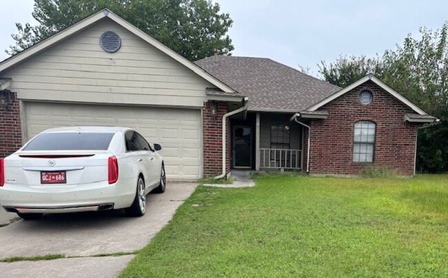 Building Photo - Spacious 4 bd, 2 bath - Converted garage f...