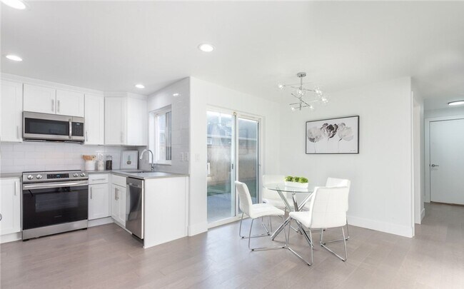 Photo - Contemporary rambler in Kent Station! House