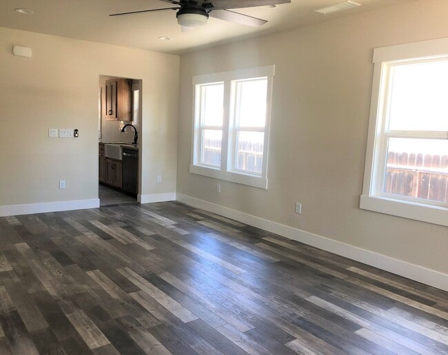 Foto del edificio - Beautiful Remodeled Home with Huge Bonus Space and Private Fenced Backyard!