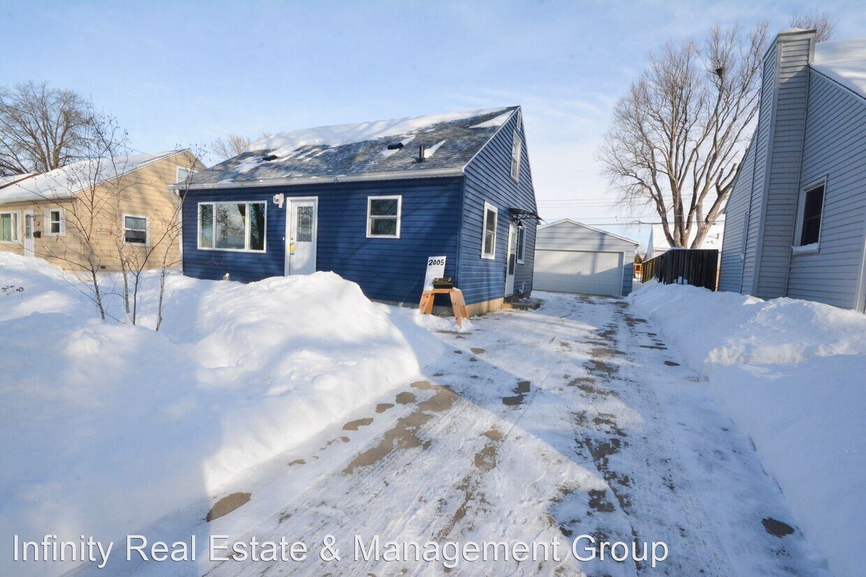 2 br, 1 bath House 2005 Valleyhigh Dr NW House Rental in Rochester, MN