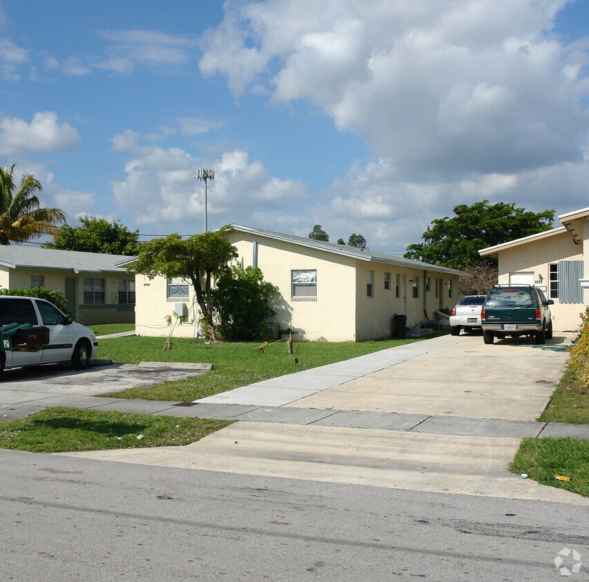 Primary Photo - 4145-4151 SW 19th St