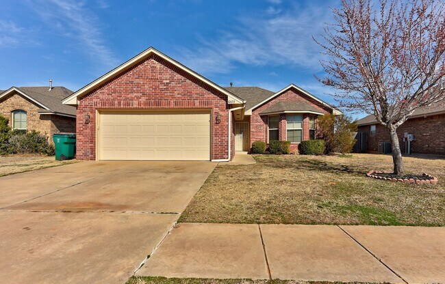 Foto del edificio - Spacious 3-Bedroom Home in Yukon – Modern ...