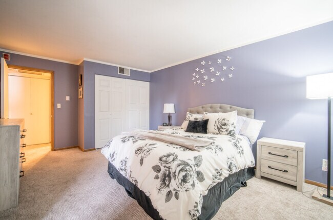 Bedroom - 3942 N Oakland Ave