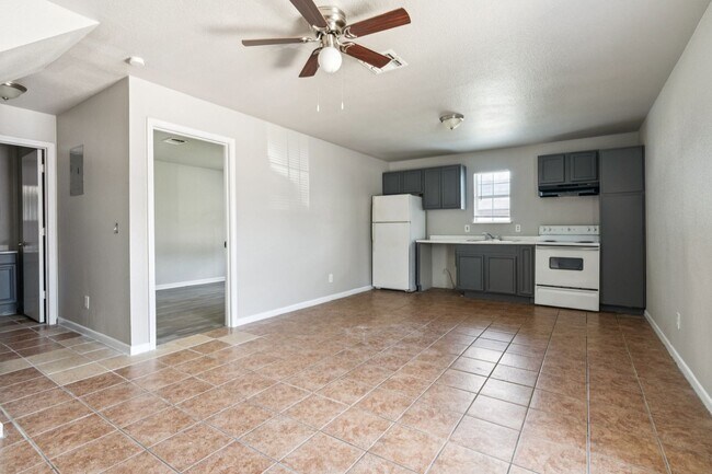 Foto del edificio - **2 Weeks Free!!** Charming 3-Bedroom Town...