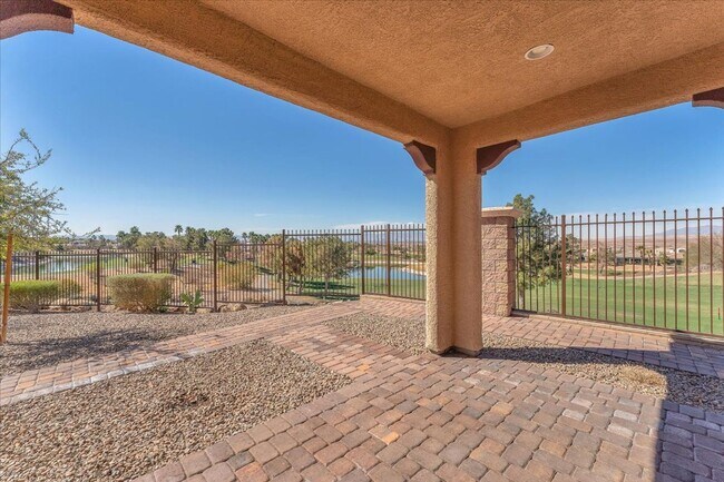 Foto del edificio - 4-Bedroom Tuscany Townhome with Strip & Golf Course Views