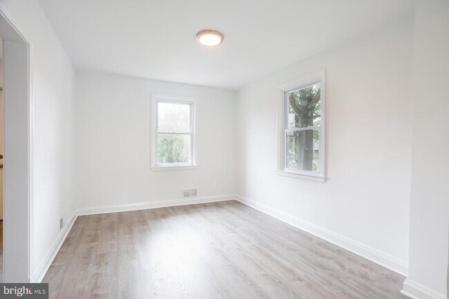 Building Photo - 1755 White Oak Ave